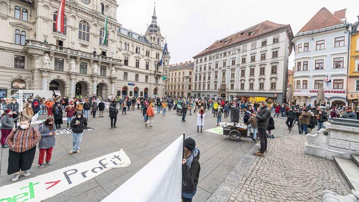 Vor dem Rathaus startete der Protestzug durch die Innenstadt