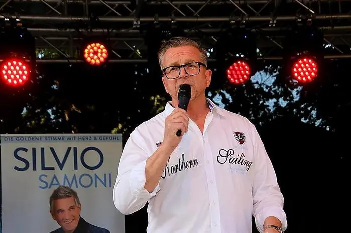 „Ein Mann, der mit seiner wunderbaren Tenor-Stimme sein Publikum begeistert und trotz der Erfolge bescheiden wie in den Anfängen geblieben ist“, begrüßte Bürgermeister Helmut Linhart den Sänger, der in der Schlagerszene einen ganz besonderen Namen hat.