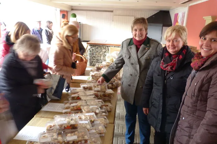 Dies ist nur möglich, da zahlreiche Bäuerinnen aus der Region (im Bild Grete Kirchleitner mit Hildegard Stelzl und Barbara Zenz) mit unglaublichem Einsatz bei der Sache waren.