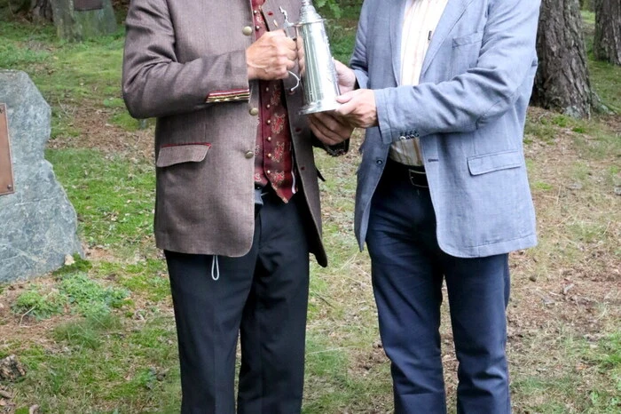Neben den Gedenksteinenthüllungen für Gerhart Ellert und Nikolaus Lenau stand die Ehrenkrugverleihung an den ehemaligen Militärkommandanten von Kärnten, Gunther Spath (am Foto rechts mit Dichtersteingemeinschaft Zammelsberg-Obmann Dieter Hölbling-Gauster), im Mittelpunkt des Treffens. 