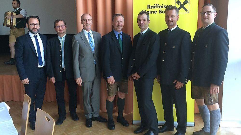Direktor Baierling, Obmann Stoppacher und Aufsichtsratsvorsitzender Karner (v. r.) mit den Gästen der Generalversammlung