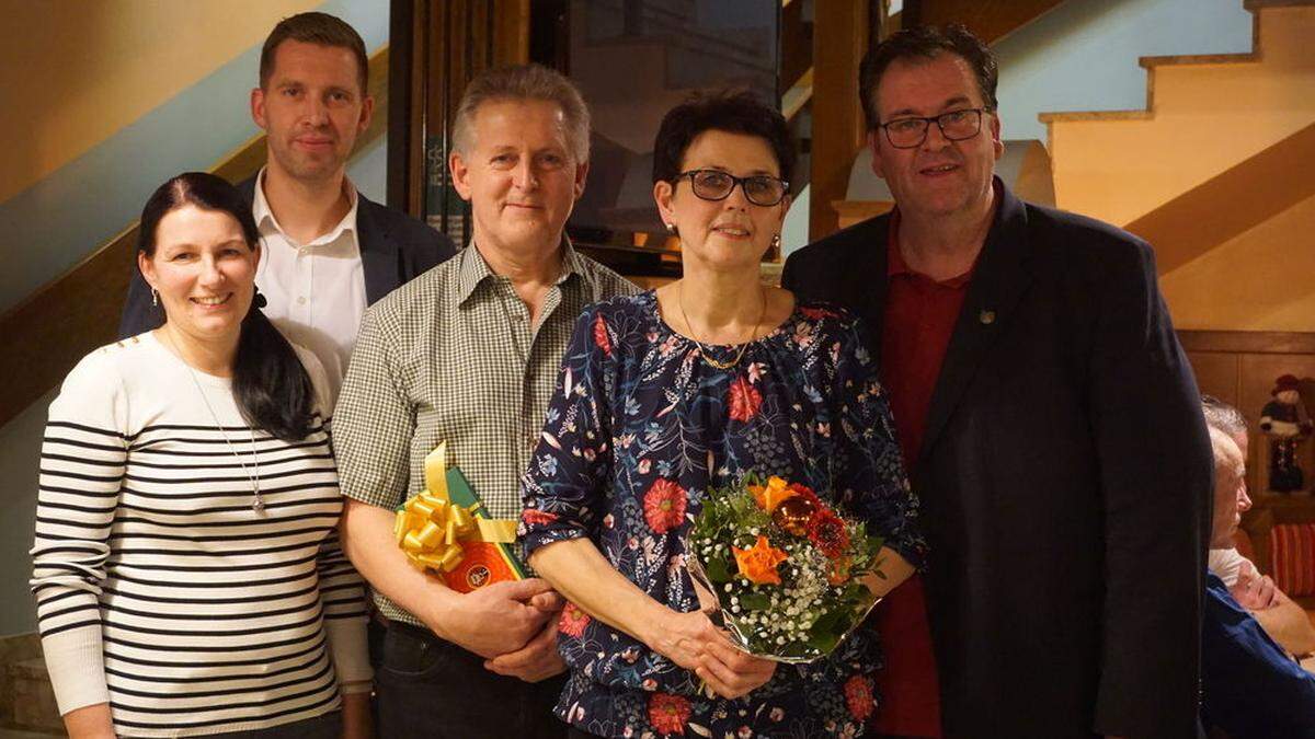 Vizebürgermeisterin Daniela Zapf, Gemeindekassier Hannes Pimeshofer, Robert und  Gertrude Stöberl,  Bürgermeister Thomas Heim