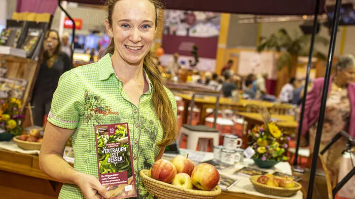 Das Genussland Kärnten bietet Bühne für 14 Produzenten. Bettina Wiegele (Bild) informiert die Besucher über das Angebot.
