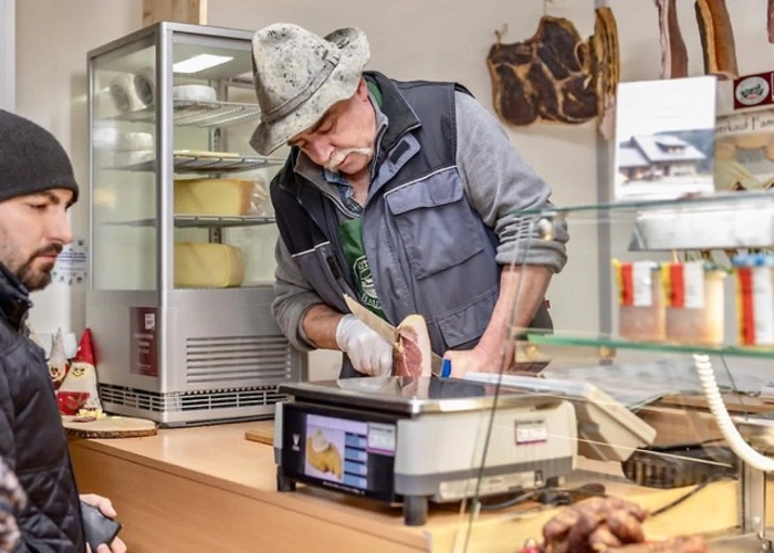 Beim Bauernmarkt in Tröpolach wird eine große Auswahl verschiedener bäuerlicher Produkte angeboten 