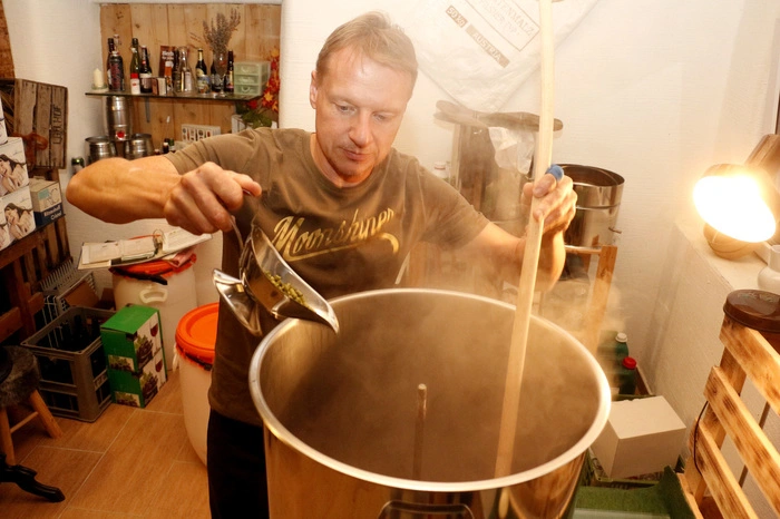 Gerade einmal 50 Liter des köstlichen Gerstensaftes füllen bereits den Braukessel.