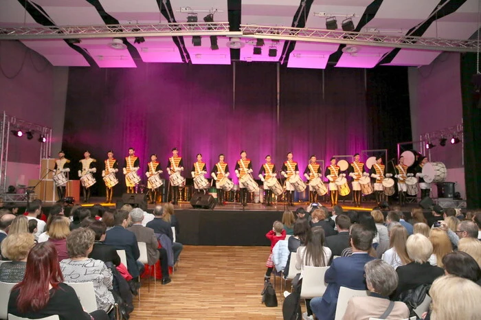 ...der auch mit den Musikern des Kärntner Trommlerkorps sein musikalisches Können unter Beweis stellte. 