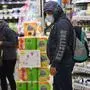 ABD0063_20200330 - SCHWECHAT - ÖSTERREICH: ZU APA0183 VOM 30.3.2020 - Ein Mann und eine Frau mit Schutzmasken in einem Supermarkt aufgenommen am Montag, 30. März 2020, in Schwechat. Supermärkte dürfen wegen der Coronakrise bald nur noch mit Masken betreten werden. - FOTO: APA/HELMUT FOHRINGER