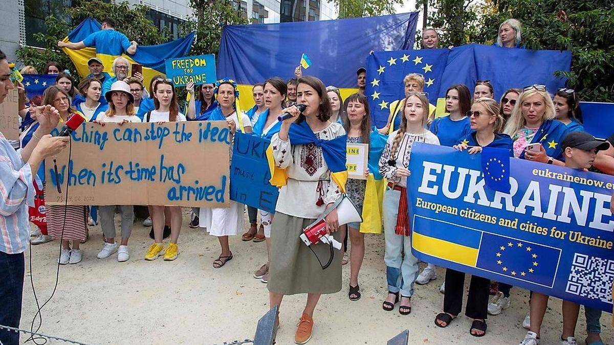 &quot;EUkraine&quot;: Kundgebung vor dem Ratsgebäude in Brüssel