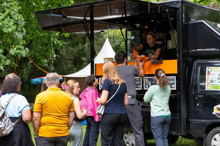 Trotz Regenwetter strömten Tausende Besucherinnen und Besucher in den Park, der einmal mehr zum lebendigen Treffpunkt für alle Generationen wurde.