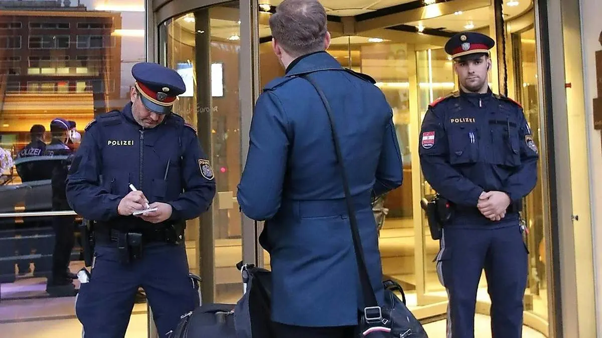 ABD0185_20200225 - INNSBRUCK - ÖSTERREICH: ZU APA0504 VOM 25.2.2020 - Polizeibeamte am Dienstag, 25. Februar 2020, vor dem Grand Hotel Europa in Innsbruck. Die beiden bestätigten Coronavirus-Fälle in Tirol haben nun auch weitreichende behördliche Maßnahmen zur Folge: Ein Hotel nahe der Innenstadt, in dem die infizierte Italienerin arbeitete, wurde auf Anordnung des Landes vorübergehend gesperrt. - FOTO: APA/EXPA/JOHANN GRODER