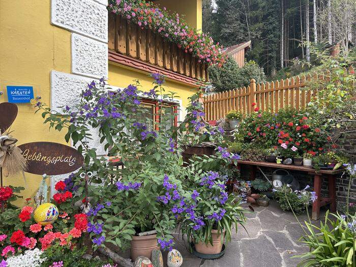 Der Eingang des Landhauses "Holle" ist üppig bepflanzt und farbenfroh dekoriert