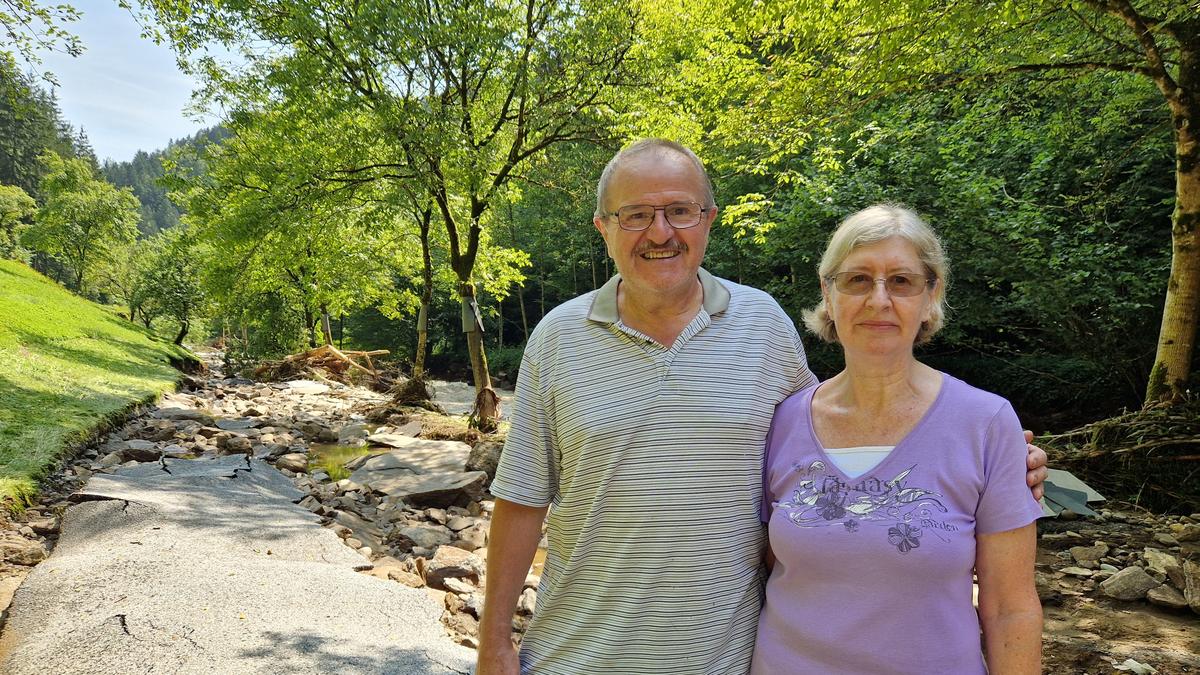 Walter und Helga Swaschnig vor den Trümmern ihrer Zufahrtsstraße