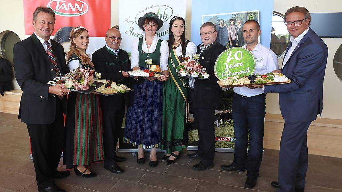 Franz Titschenbacher (Präsident Landwirtschaftskammer), Christoph Holzer (Spar Steiermark), Siegfried Weinkogl (TANN Graz), Karina Neuhold und Josef Fuchs (Obfrau und Geschäftsführer Weizer Schafbauern) bei der Pressekonferenz in der Schaukäserei