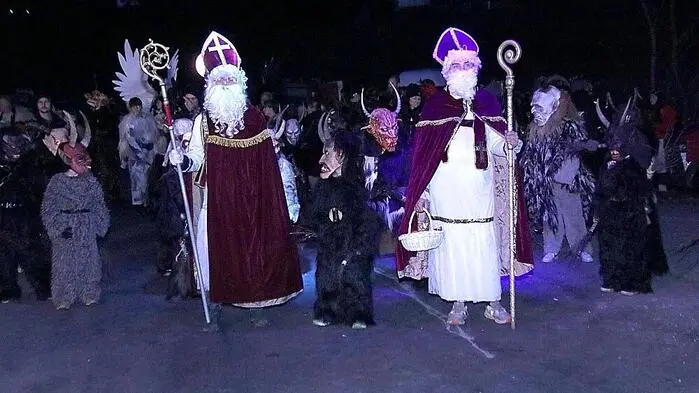 Weit über zwei Stunden lang zogen 32 Gruppen mit über 500 höllischen Gestalten beim Geistthaler Krampustreiben an den dicht gedrängten Zuschauermassen vorbei.