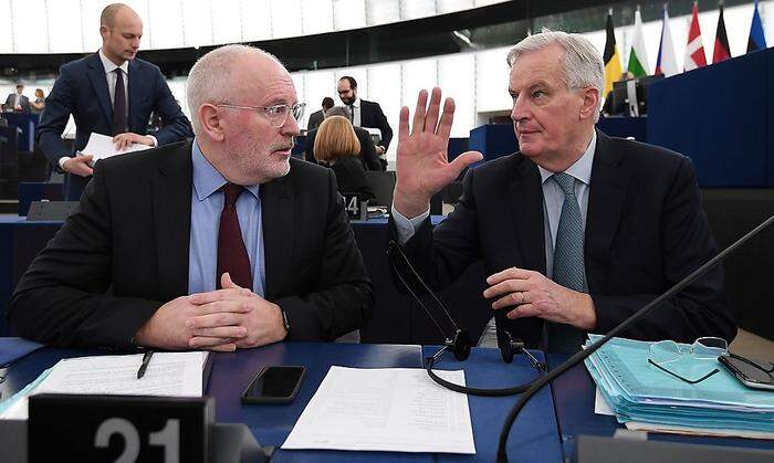 Timmermans, Barnier im EU-Parlament in Straßburg: Langer Applaus für den Verhandler