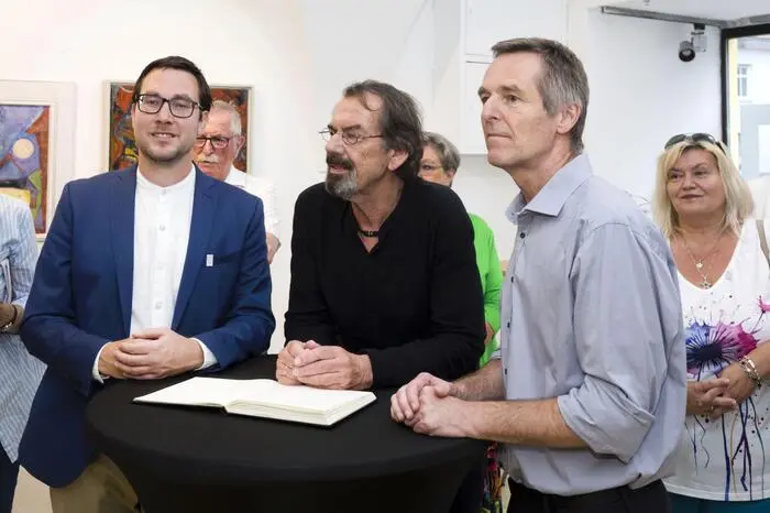 Peter Klammer, Sohn des Künstlers, ließ das Leben seines Vaters Revue passieren. Ploschnitznigg betonte die Ehrfurcht der Familie gegenüber den Kunstwerken: „Es hat mich unglaublich berührt, diese Ehrfurcht, die die Familie zu den Bildern hat.“