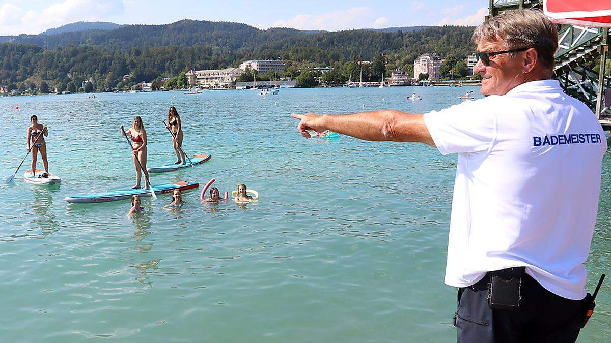 Bademeister Harald Derhaschnig muss immer wieder Paddler tadeln, die in den Schwimmbereich eindringen