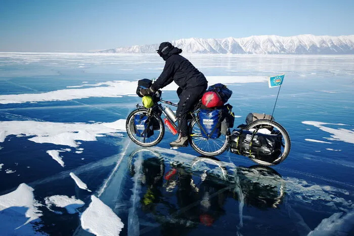 Andreas von Heßberg und Waltraud Schulze präsentieren etwa Fotos von ihrer Tour auf dem Baikalsee - mit Mountainbikes.
