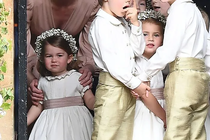 Die Kinder von Kate und William, George (Mitte) und Charlotte (links), hatten gemeinsam mit anderen Kindern Auftritte als Blumenkinde.