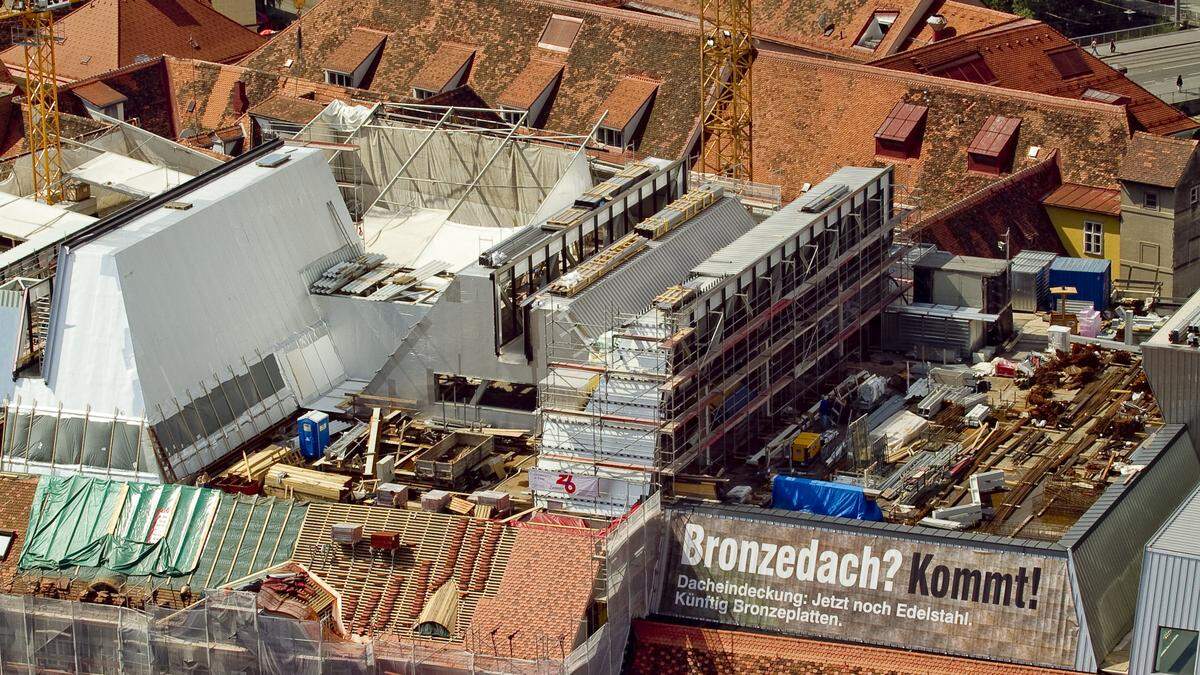 Plakatives Versprechen während der Bauphase: &quot;Bronzedach? Kommt!&quot;