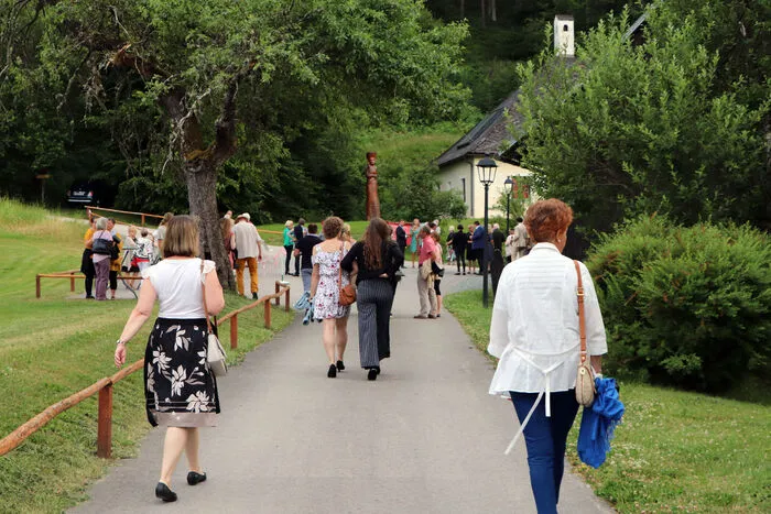 Bitte klicken Sie sich durch die Bilder!