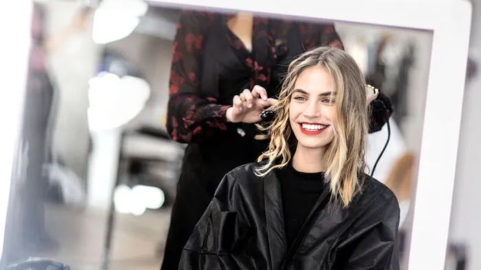 Österreich: Vom 2. Mai an dürfen alle Geschäfte sowie viele Dienstleistungsbetriebe wie Friseure wieder öffnen. Es gelten aber weiter Hygiene-Vorschriften. So soll möglichst ein Mindestabstand von einem Meter eingehalten und ein Mund-Nasen-Schutz getragen werden. In einem ersten Schritt waren am 14. April alle Bau- und Gartenmärkte sowie kleine Geschäfte geöffnet worden. Als nächste Schritte sind die Öffnung von Lokalen und Restaurants Mitte Mai sowie von Hotels Ende Mai geplant.