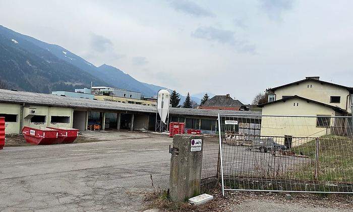 Seit Wochen stehen Baucontainer in der Koschatstraße 