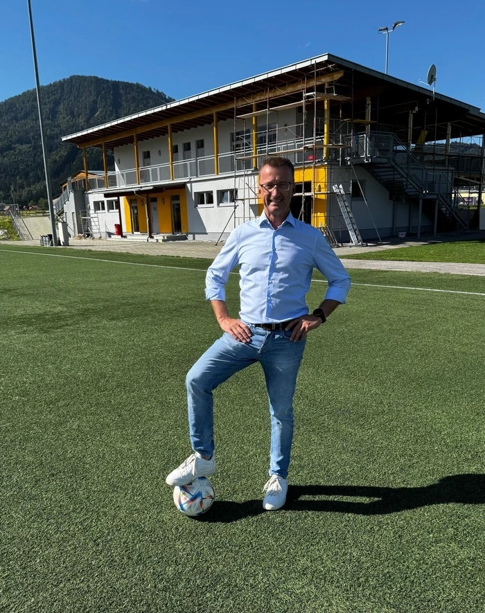 Opetnik auf dem Kunstrasenplatz der Sportanlage des SC Globasnitz, wo aktuell Sanierungsarbeiten beim Kabinentrakt stattfinden