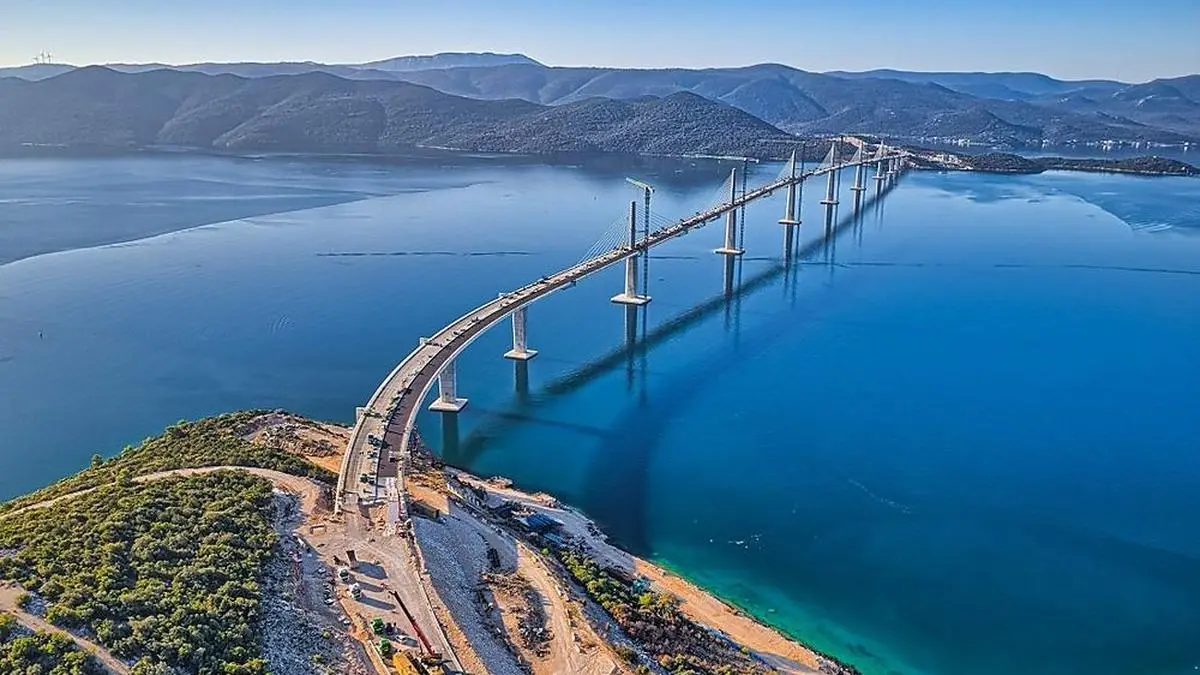 Die 2404 Meter lange und 22,5 Meter breite Spannbetonbrücke ist ein technisches Wunderwerk