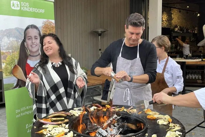 Renate Zierler lädt seit drei Jahren Prominente zum Kochen für den guten Zweck ein. Dieses Mal folgte ORF-Moderator Norbert Oberhauser ihrer Einladung,...