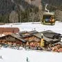 Hochwurzen, Rohrmoos, Schladming, Steiermark, Oesterreich (Austria), 08.03.2015: Skibetrieb und Apres-Ski auf der Hochwurzen - Bild zeigt die Tauernalm mit Terrasse sowie die Gipfelbahn Hochwurzen.