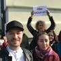 Die Kinder der Austrokurdin warten auf Einlass beim Bundespräsidenten