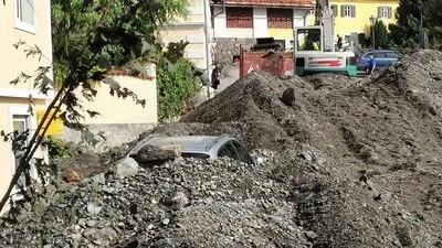 In Steindorf wurde ein Auto bis zu den Fenstern verschüttet