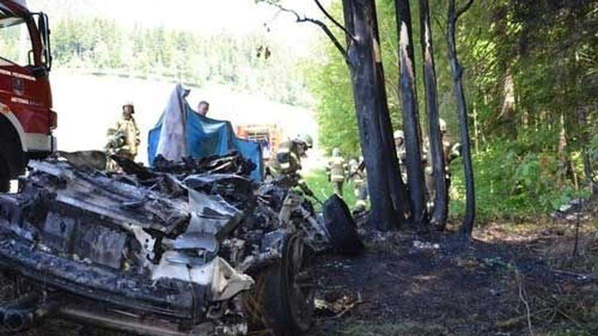 In Abtenau im Bezirk Hallein fing das Auto eines 27-Jährigen nach einem Unfall Feuer - der junge Mann starb