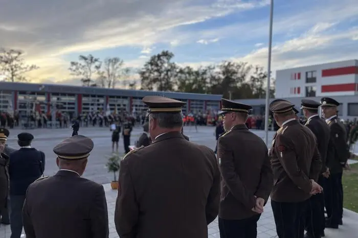 Klicken Sie sich weiter durch die Bilder von der Flaggenparade!