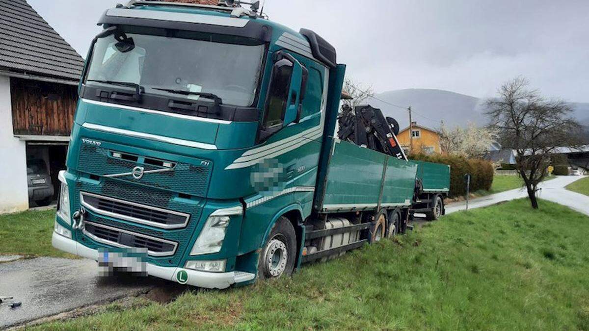 Der Lkw kam von der Straße ab