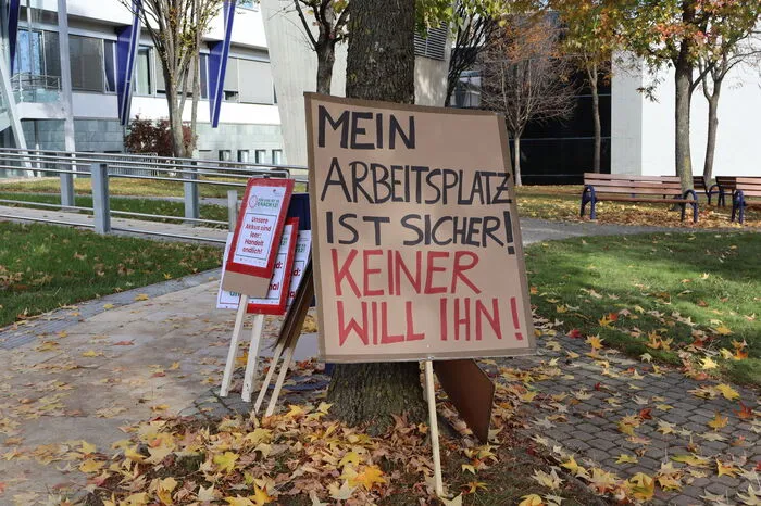 Auch Schilder und Plakate wurden für die Protestaktion vorbereitet.