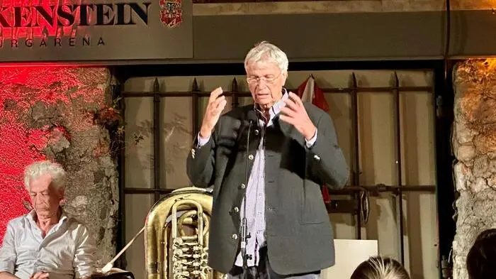 Gerhard Polt brilliert in der Burgarena Finkenstein