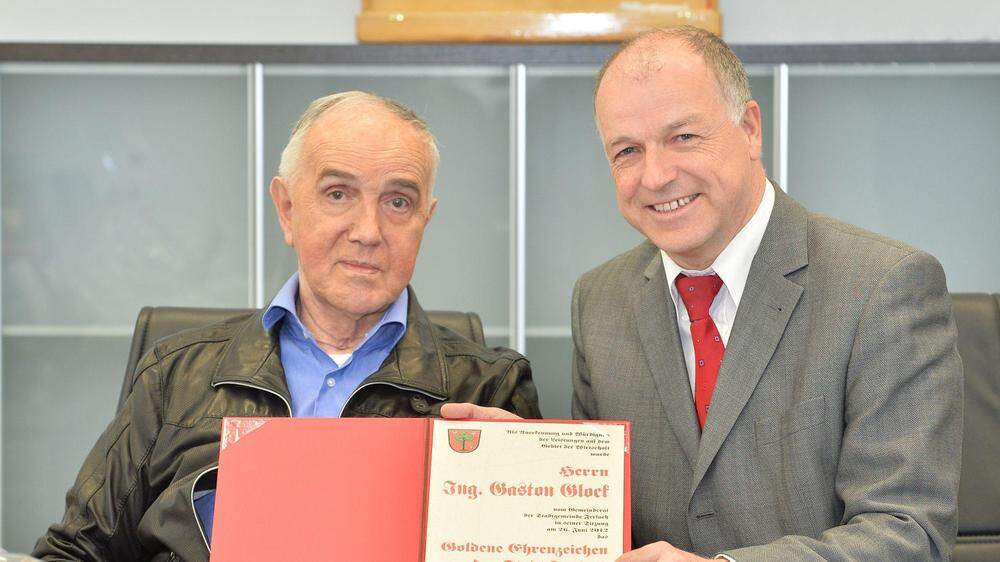 2013 erhielt Glock (links) das goldene Ehrenzeichen der Stadtgemeinde Ferlach von Appé