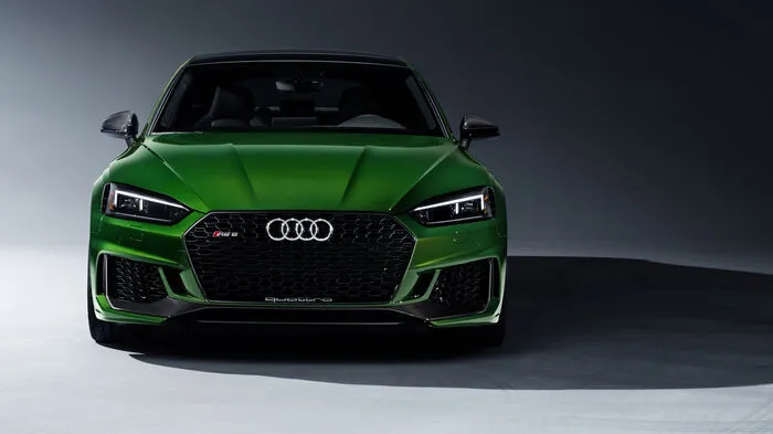 Nach nicht einmal einem Jahr legt Audi bei ihrem RS5 aber nach und präsentiert nach dem Coupé jetzt den Schrägheckableger. So verbinden die Neckarsulmer also erstmalig die flache, fünftürige Karosserie mit dem bärenstarken Antrieb, bestehend aus dem 2,9-Liter-V6 mit doppelter Turboaufladung, Achtgang-Wandler-Automatik und 450 PS.