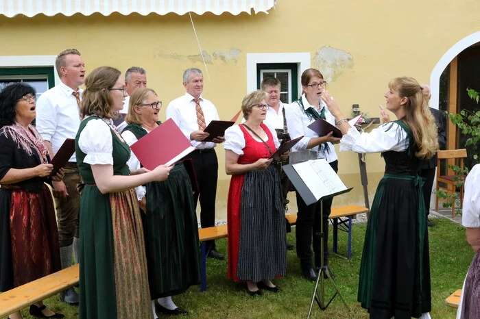 ... die von der Sängerrunde Glödnitz unter der Leitung von Gudrun Altmann (rechts) musikalisch umrahmt wurde, geladen.   