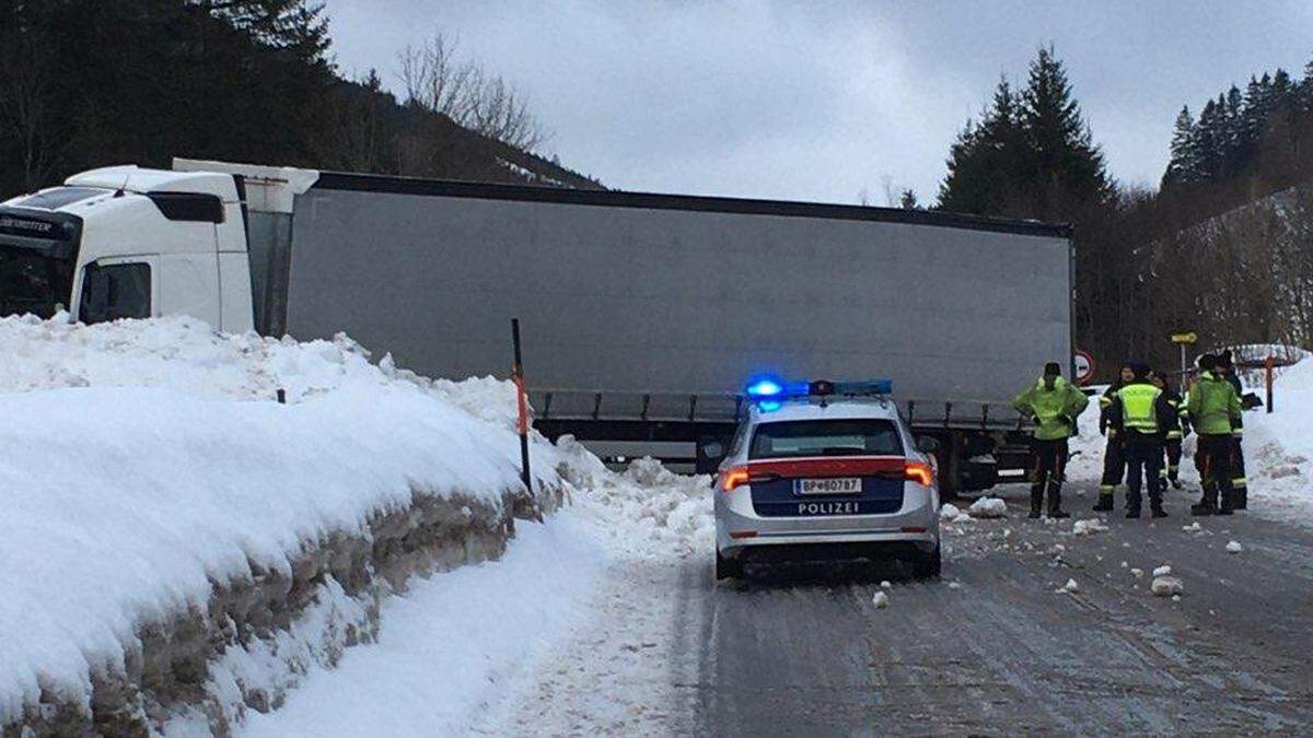 Mehrere Meter tief steckte der Sattelschlepper in einem Schneehaufen