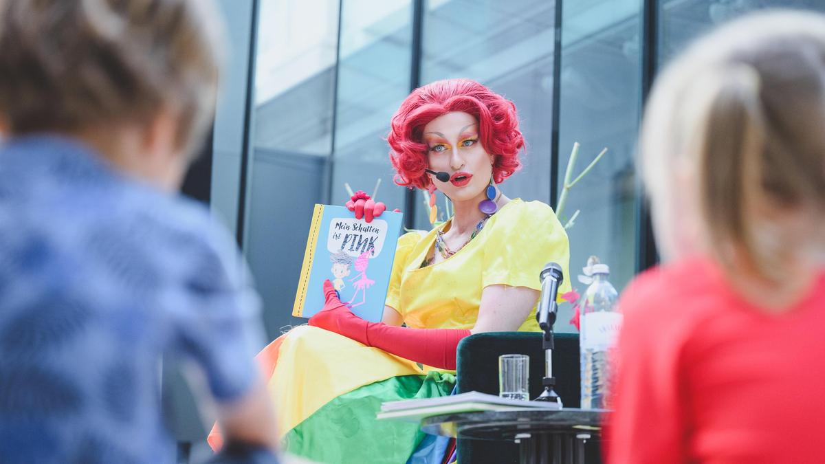 Es ist ihr „erstes Mal Drag in Stainz“: Dragqueen Candy Licious liest in ihrer Heimat