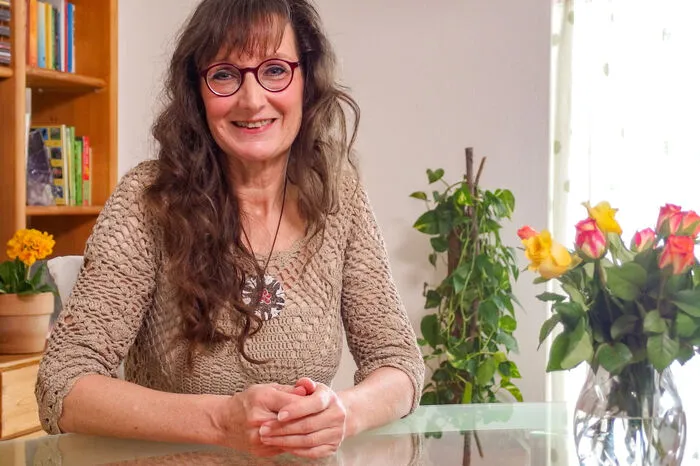 Karin, 57-jährige Kursleiterin aus Oberösterreich, sucht einen Mann mit „mit Herzensbildung, der weiß was er will.“ Wenn er gut tanzen könnte, würde das der vierfachen Mutter auch gefallen.