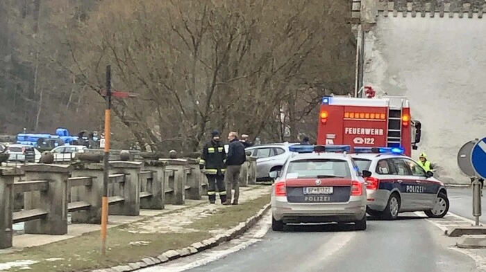 Das Auto blieb gerade noch am Geländer hängen