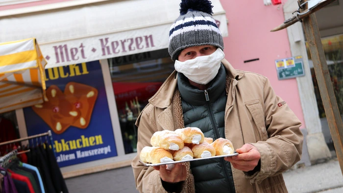 Die Fieranten kommen aus Kärnten, Slowenien und der Steiermark. Der Lebzelter Gottfried Stöckl ist mit Lebkuchen und köstlichen Schaumrollen vertreten.