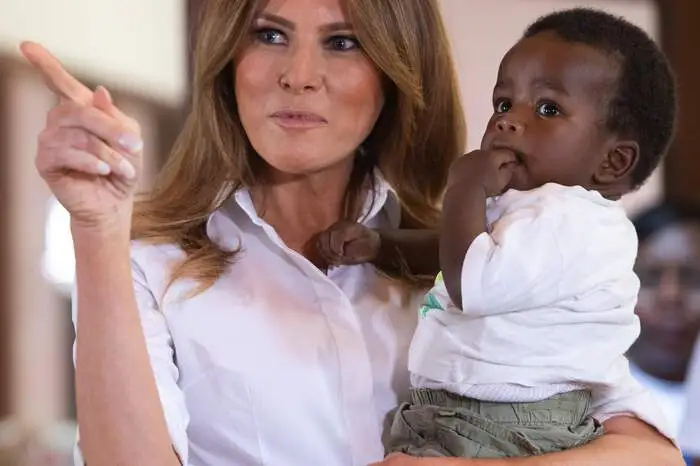 Melania Trump reiste erstmals als First Lady ohne Begleitung des Präsidenten ins Ausland, sie besuchte Ghana, Malawi, Kenia und Ägypten. Die First Lady hatte bereits in der Vergangenheit mit der Wahl ihrer Kleidung Empörung ausgelöst.