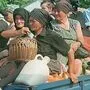 Alte kroatisch-serbische Flüchtlinge aus Knin sitzen auf einem Fahrzeug und fahren durch die ostbosnische Stadt Bjeljina, ca 130 km westlich von Belgrad, auf ihrer Flucht aus Krajina am 11. August 1995