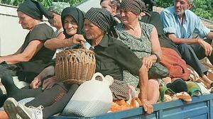 Alte kroatisch-serbische Flüchtlinge aus Knin sitzen auf einem Fahrzeug und fahren durch die ostbosnische Stadt Bjeljina, ca 130 km westlich von Belgrad, auf ihrer Flucht aus Krajina am 11. August 1995