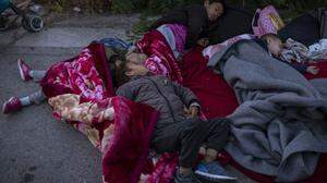 Kinder schlafen in der Nähe des niedergebrannten Flüchtlingslagers Moria auf der Insel Lesbos auf der Straße